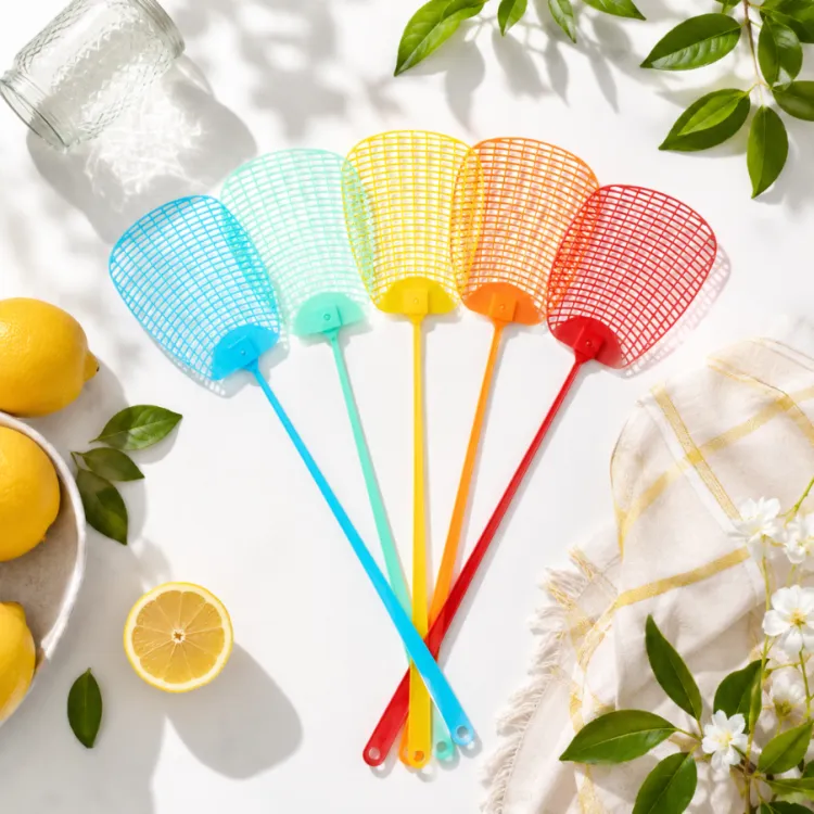 Packa na muchy plastikowa z siatkową końcówką dostępna w kilku kolorach