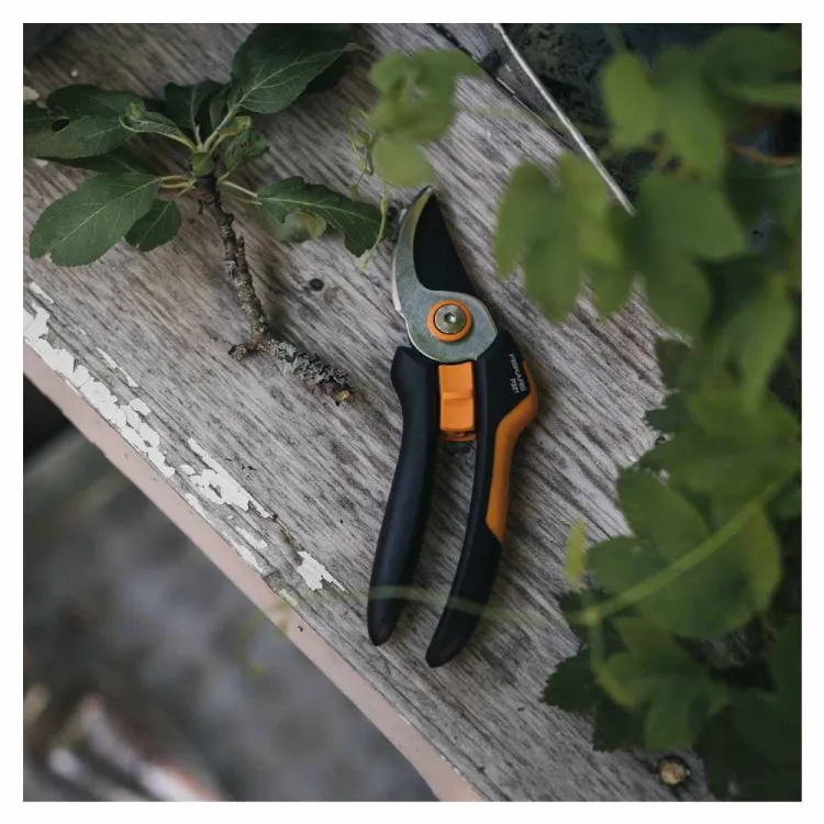Sekator nożycowy Fiskars Solid P321 do świeżych gałęzi 20mm stalowe ostrze SoftGrip